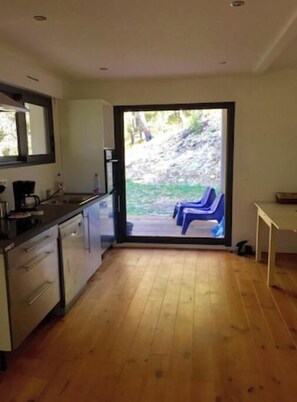 Private kitchen - A large Villa and a 50m2 annex with heated and fenced swimming pool (Meyrargues)