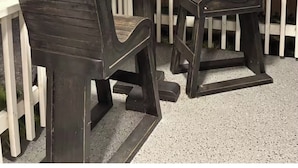 Un espace extérieur aménagé en terrasse, avec une table ronde et deux chaises.