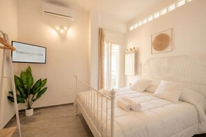 2 bedrooms, travel cot - CarmenLeo-Central Accommodation with Patio (Polignano a Mare)