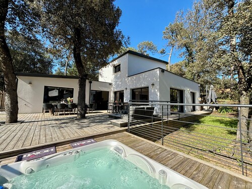 Villa des Dunes: Beach 600m, Private Jacuzzi, Pine Forest Nature, Sleeps 8