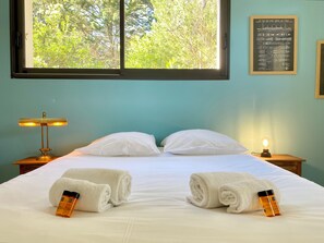 Iron/ironing board, travel crib, WiFi, bed sheets