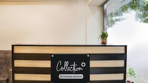Ein Empfangsschalter mit einem Schild, auf dem 'Collection Company-Serviced' steht.
