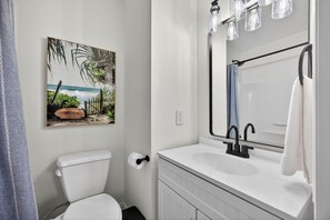 Towels, shampoo, toilet paper - Three Bedroom New Lakefront Retreat in Charleston (North Charleston)