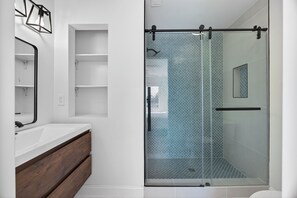 Towels, shampoo, toilet paper - Three Bedroom New Lakefront Retreat in Charleston (North Charleston)