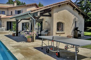 Outdoor dining - Villa d'Exception 330m Piscine 12x6 (Fontaines-Saint-Martin)
