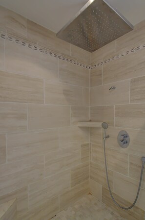 Shower, hair dryer, towels, shampoo - Villa d'Exception 330m Piscine 12x6 (Fontaines-Saint-Martin)