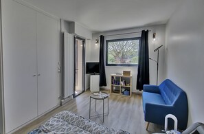 Silitysrauta/-lauta, Wi-Fi, vuodevaatteet