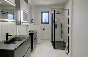 Shower, hair dryer, towels, shampoo - Villa d'Exception 330m Piscine 12x6 (Fontaines-Saint-Martin)