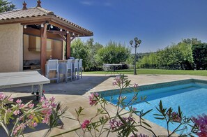 Outdoor dining - Villa d'Exception 330m Piscine 12x6 (Fontaines-Saint-Martin)