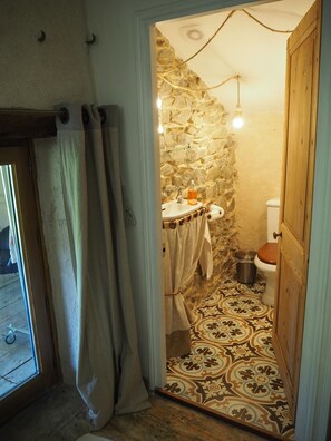 Shower, hair dryer, towels, soap - Chambre d'Hôtes in Beaujolais Vert. Zen atmosphere. ideal for couples (Valsonne)