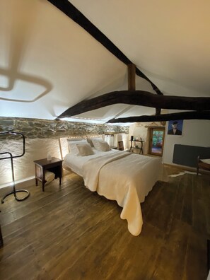 Bed sheets - Chambre d'Hôtes in Beaujolais Vert. Zen atmosphere. ideal for couples (Valsonne)
