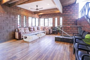 House | Reception - Deluxe With Twin Bedshiva's Valley (Mahabaleshwar)