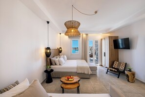 Executive Suite with Private Pool Sea View Private Terrace and Spa Bath | Zona de estar | Una televisión de pantalla plana