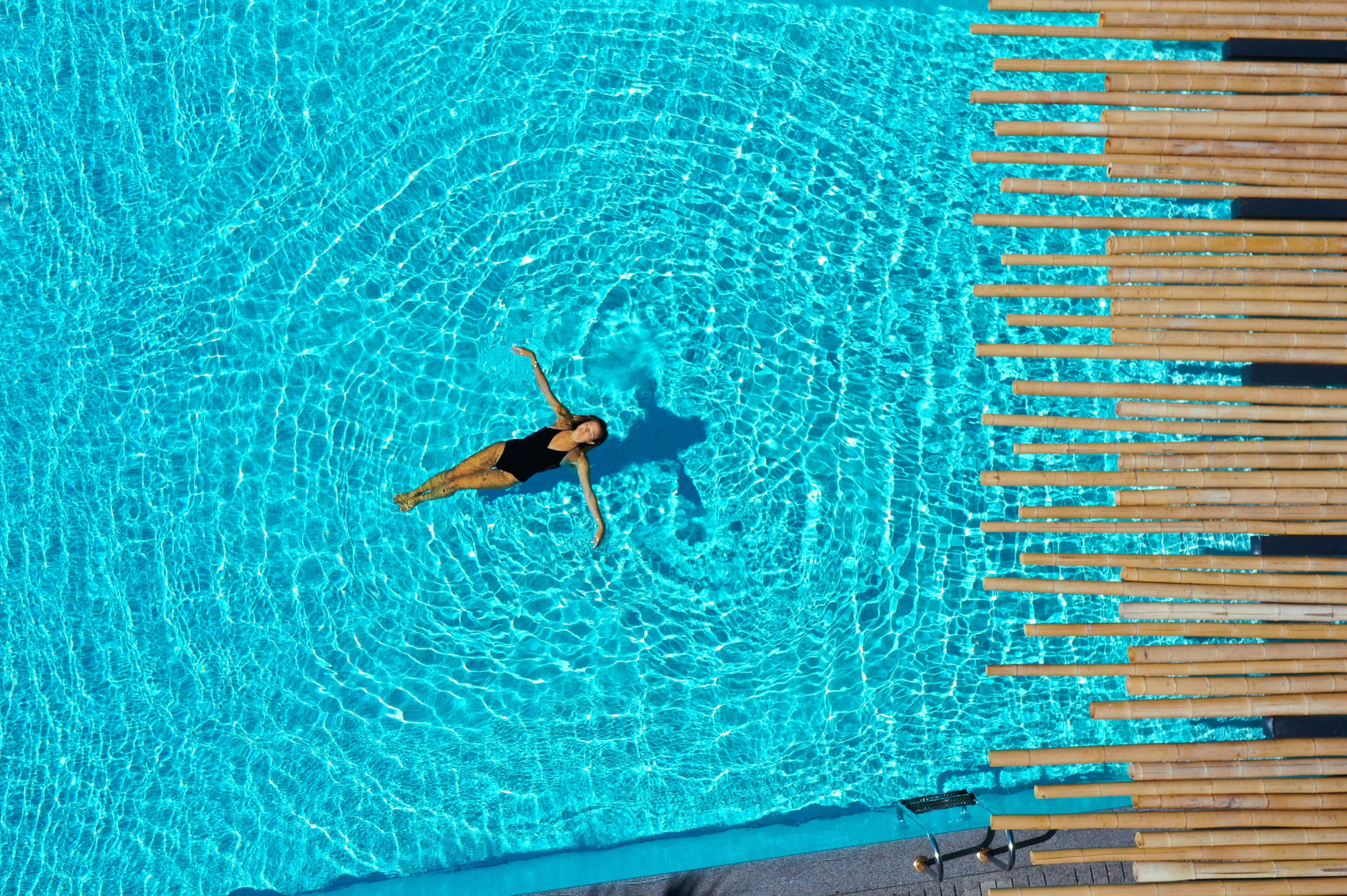 Una piscina al aire libre de temporada. Tropicana Hotel