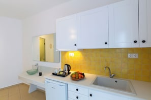 Apartment for 5 people with Private Terrace and Outdoor Hot Tub | Eget kök | Espressobryggare, kaffe- och tebryggare och vattenkokare