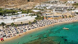Une ville côtière dotée d’une plage, d’eaux cristallines et de bâtiments blancs.