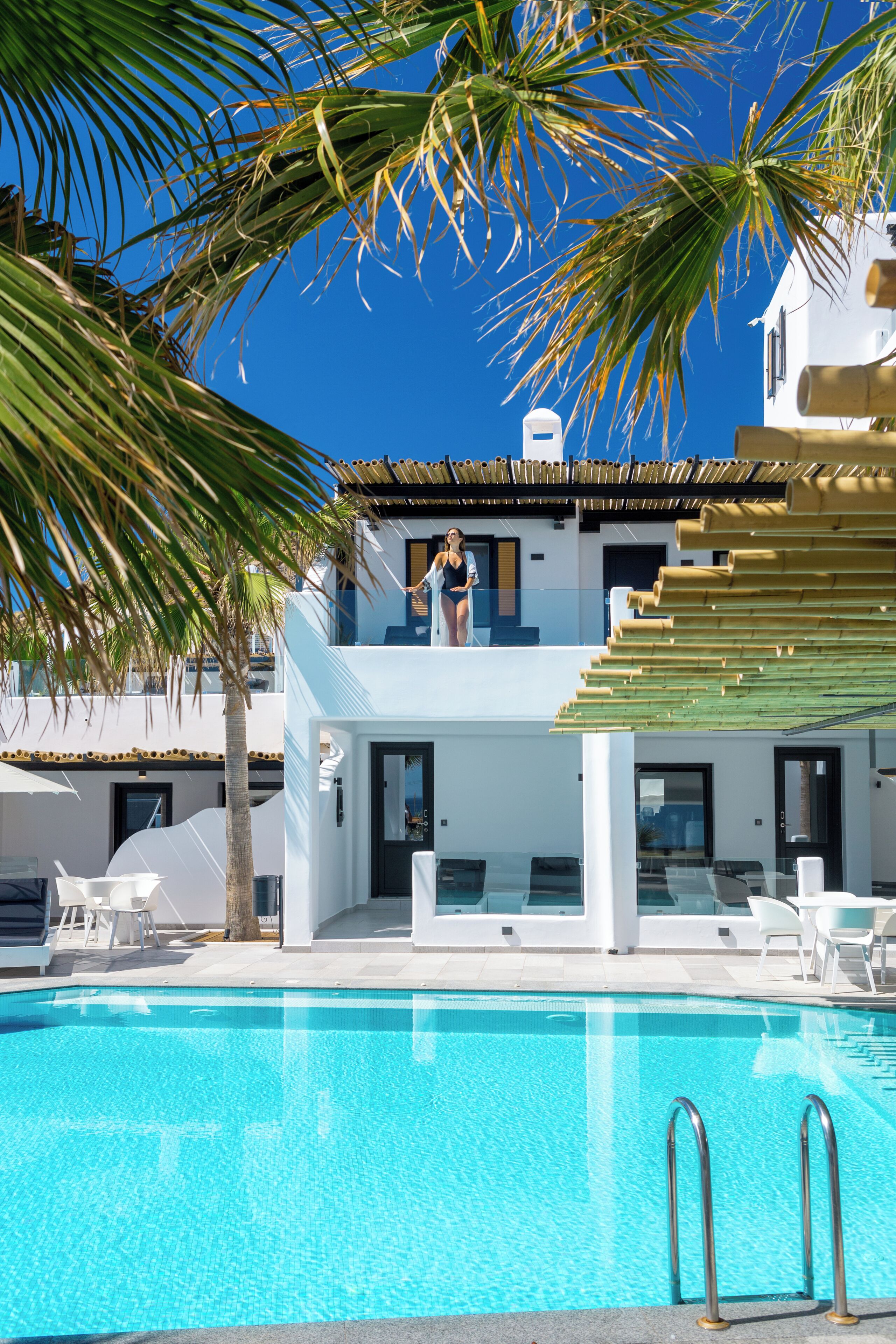 Una piscina al aire libre de temporada