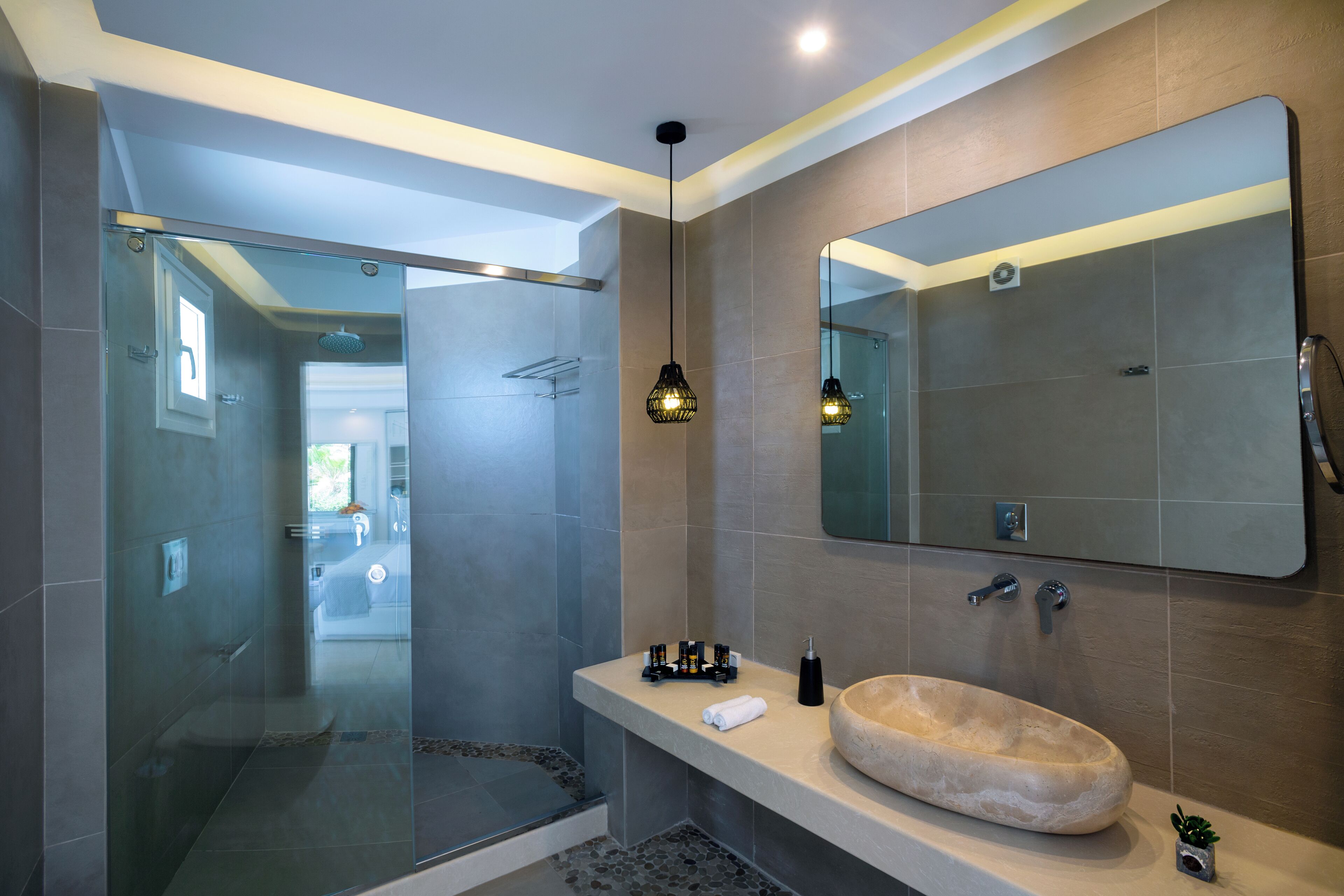 Standard Double or Twin Room | Baño | Ducha, artículos de higiene personal gratuitos y secador de pelo