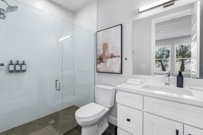 Ducha, secador de pelo, toallas y jabón