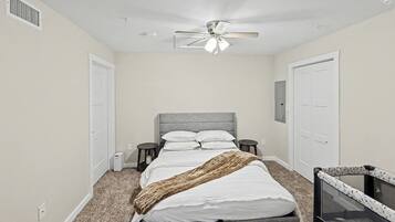 1 Schlafzimmer, Zimmersafe, Schreibtisch, Bügeleisen/Bügelbrett