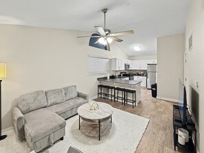 Smart TV - The Prairie Home. Your second home! (Grand Prairie)
