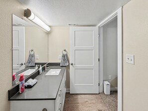 Hair dryer, towels, soap, shampoo - The Prairie Home. Your second home! (Grand Prairie)