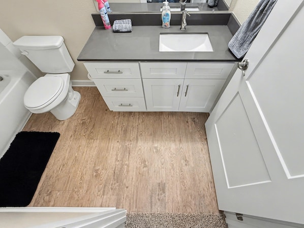 Hair dryer, towels, soap, shampoo - The Prairie Home. Your second home! (Grand Prairie)