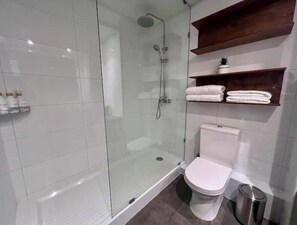 Shower, hair dryer, towels, soap - Modern and spacious shelter steps away from Plaza Ñuñoa (Ñuñoa)