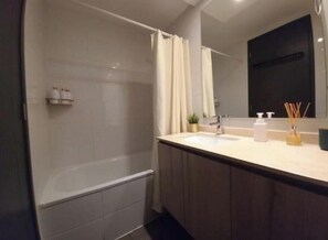 Shower, hair dryer, towels, soap - Modern and spacious shelter steps away from Plaza Ñuñoa (Ñuñoa)