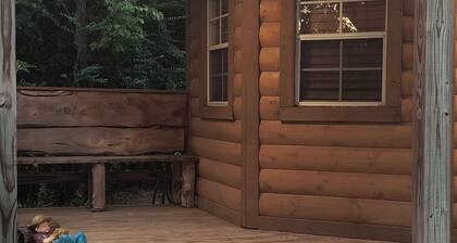Rustic tiny cabin with hot tub: wooded seclusion minutes from downtown Tulsa