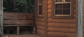 Rustic tiny cabin with hot tub: wooded seclusion minutes from downtown Tulsa