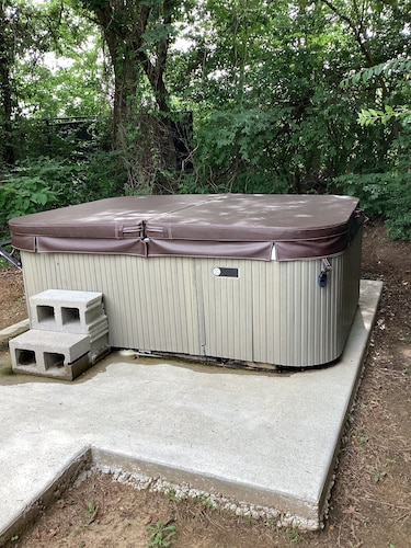 Rustic tiny cabin with hot tub: wooded seclusion minutes from downtown Tulsa