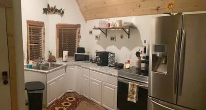 Rustic tiny cabin with hot tub: wooded seclusion minutes from downtown Tulsa
