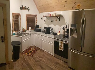 Rustic tiny cabin with hot tub: wooded seclusion minutes from downtown Tulsa