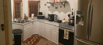 Rustic tiny cabin with hot tub: wooded seclusion minutes from downtown Tulsa