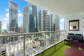 Property grounds - 1BR + Balcony • Skyline • 15min to FIFA FanFest (Brickell)