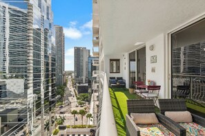 Property grounds - 1BR + Balcony • Skyline • 15min to FIFA FanFest (Brickell)