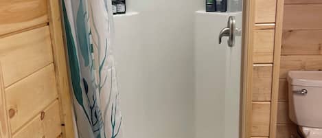 Douche, séchoir à cheveux, serviettes fournies, savon