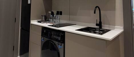 Apartment, 2 Bedrooms, Accessible, Smoking | Private kitchen