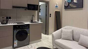 Apartment, 2 Bedrooms, Accessible, Smoking | Living area