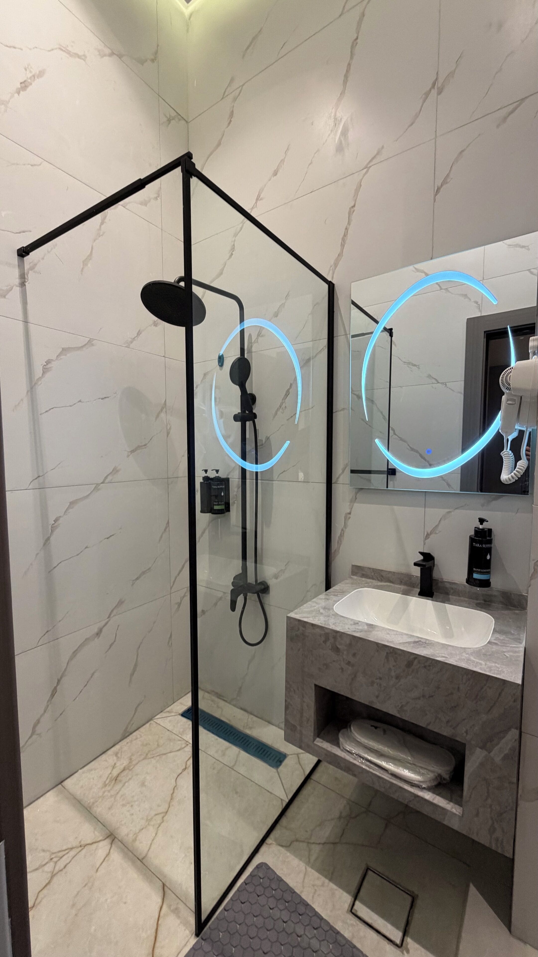 Apartment, 2 Bedrooms, Accessible, Smoking | Bathroom