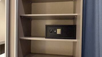Apartment, 2 Bedrooms, Accessible, Smoking | Interior