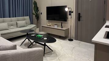 Apartment, 2 Bedrooms, Accessible, Smoking | Living room