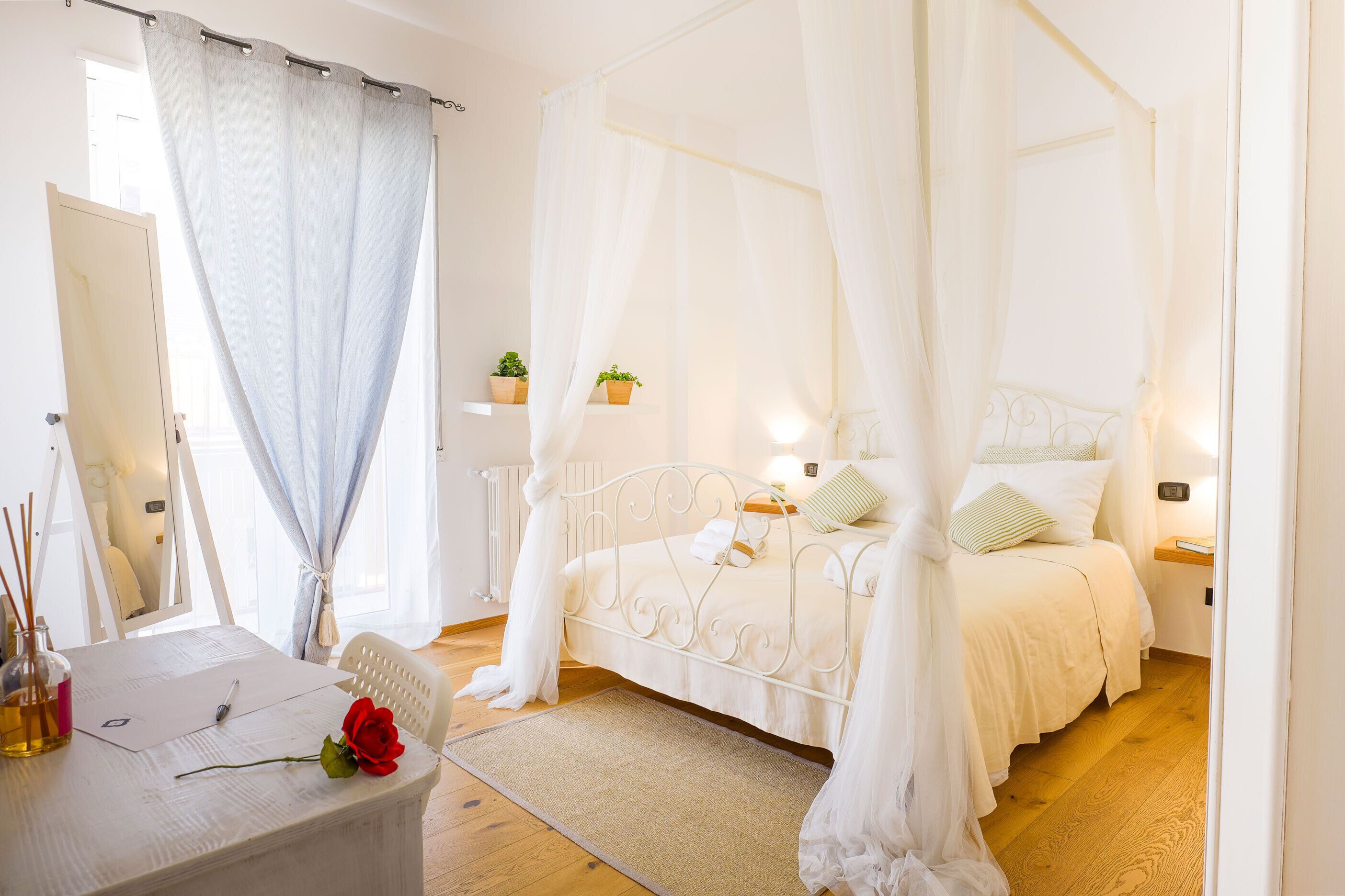 2 bedrooms, iron/ironing board, internet, bed sheets