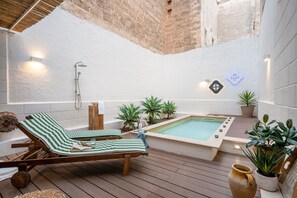 A sunlit outdoor area with a pool, lounge chairs, and potted plants. - Dimora Sardaro - Suite with Pool by BarbarHouse (Monopoli)