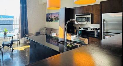 Historic Downtown Loft -Walkable - Modern Comfort