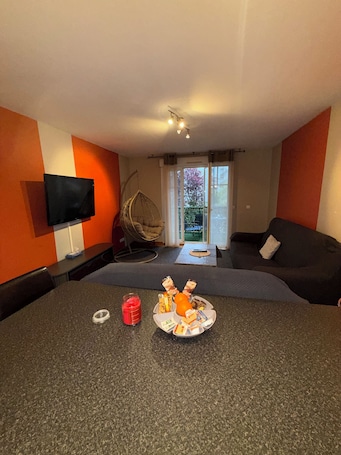 TV. Comfortable apartment Villepinte RER station Vert Galant