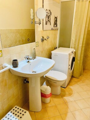 Shower, hair dryer, bidet, towels - Amarena Holiday House Wifi Parking Veranda 2 Bathrooms (San Vito Lo Capo)