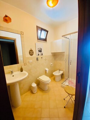 Shower, hair dryer, bidet, towels - Amarena Holiday House Wifi Parking Veranda 2 Bathrooms (San Vito Lo Capo)