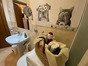 Bruser, hårtørrer, bidet, håndklæder